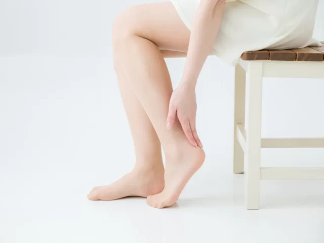 夕方になると足がパンパンに…梅雨時期にむくみが起こりやすくなる理由とその対策について